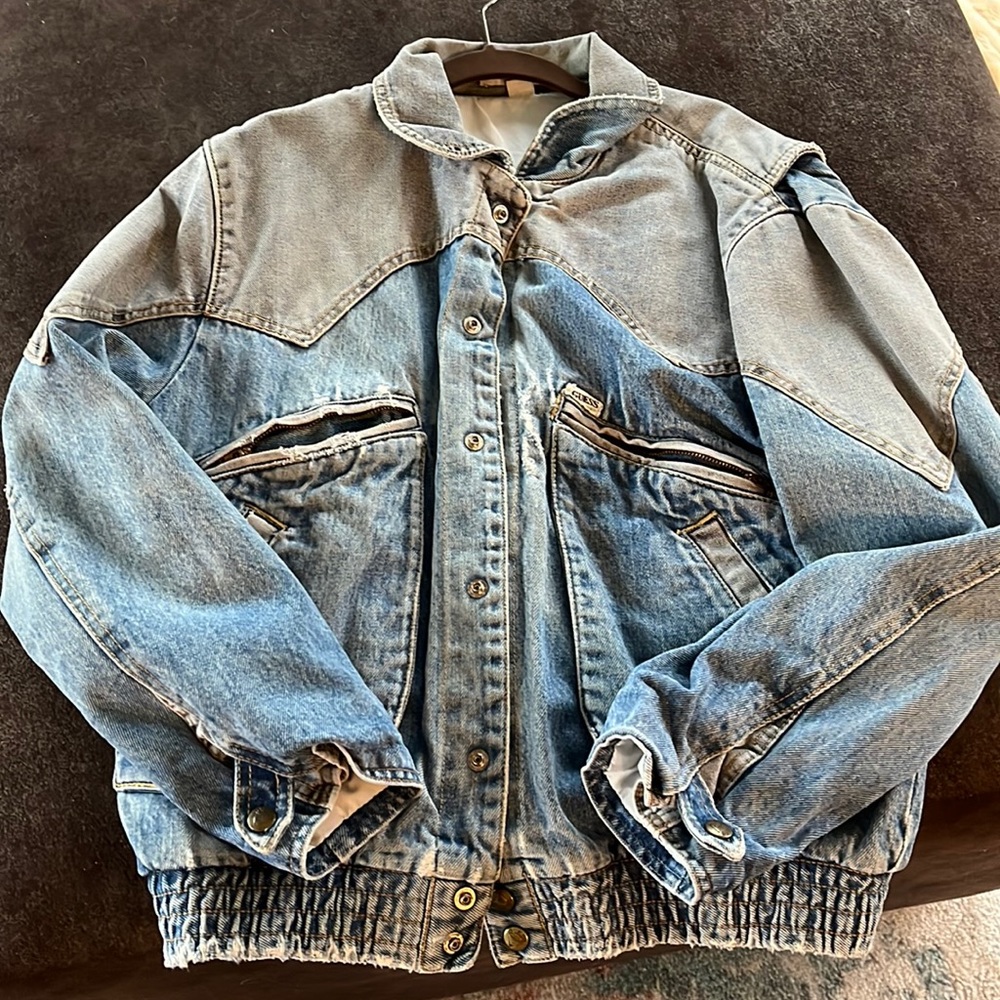100% authentic Guess Men’s two tone denim jacket jacket 1986.